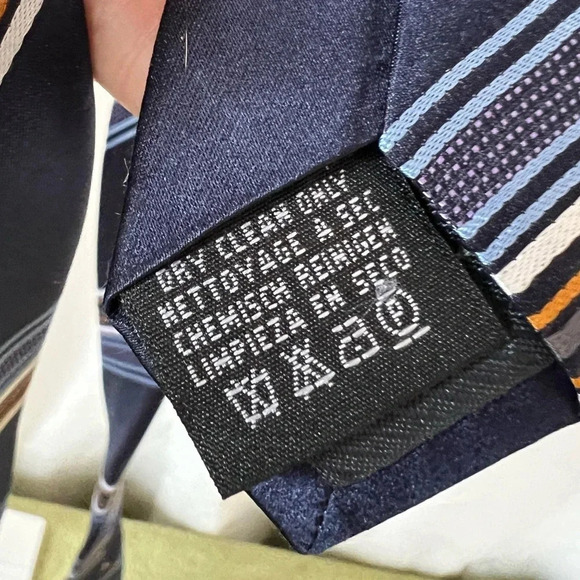 Tie Rack 100% Silk Repp Tie 3.5" x 60" Shades of Blue - Picture 3 of 4